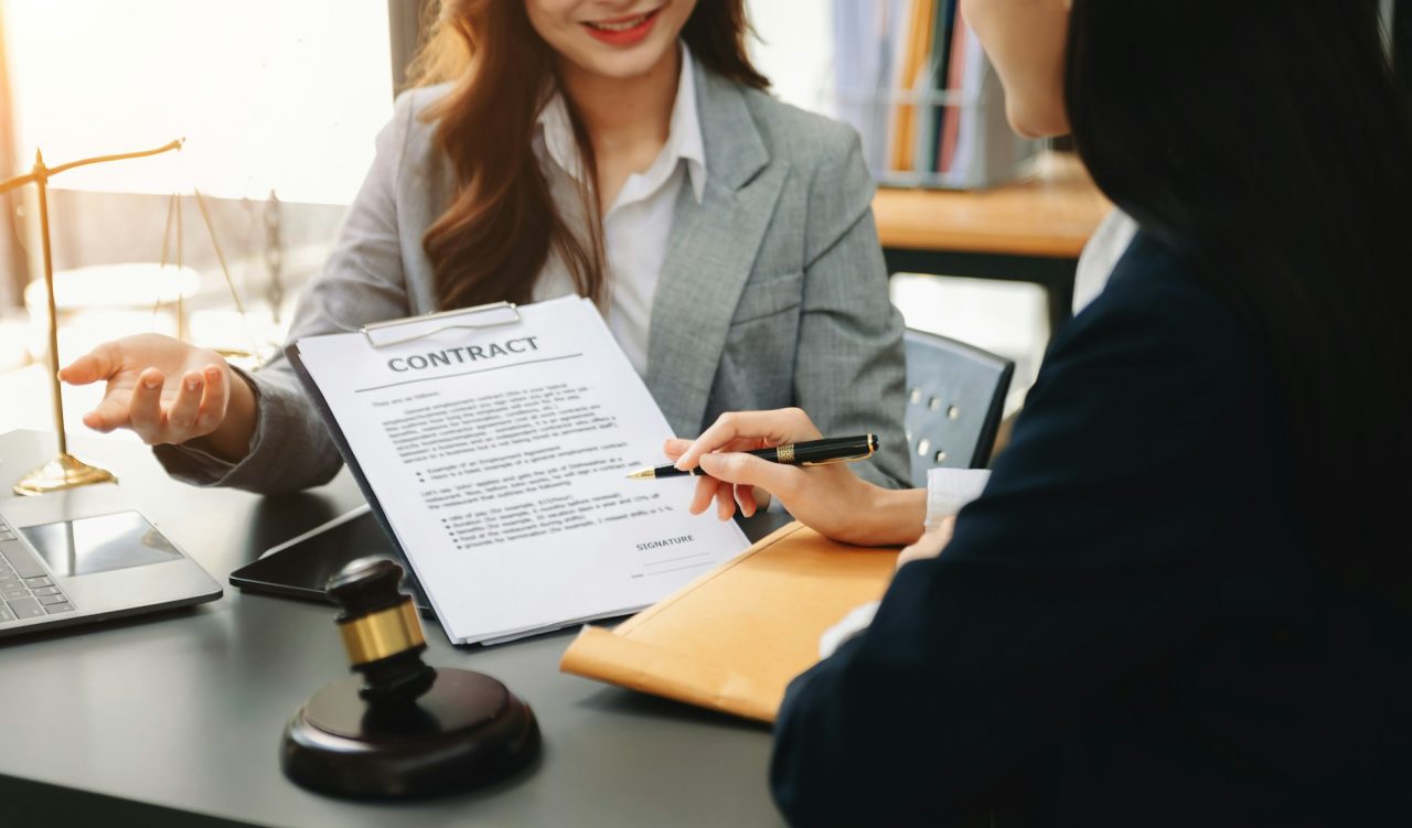 advogados assinando contrato