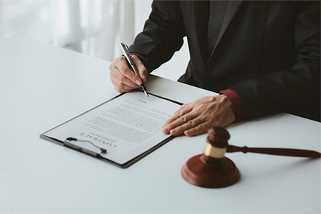 foto de advogado assinando contrato